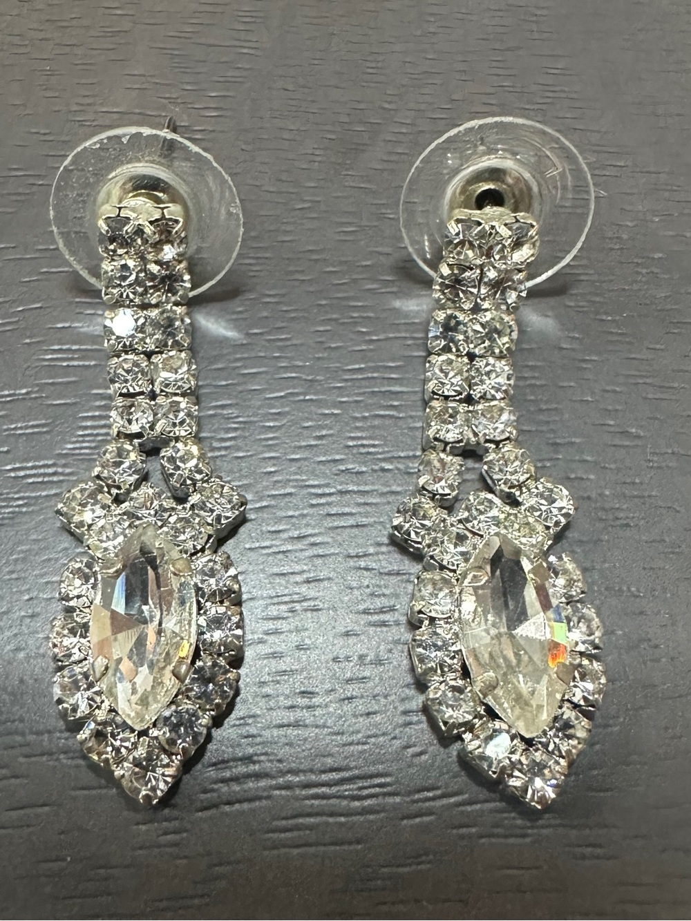 Elegant Crystal Drop Earrings in Clear/Silver